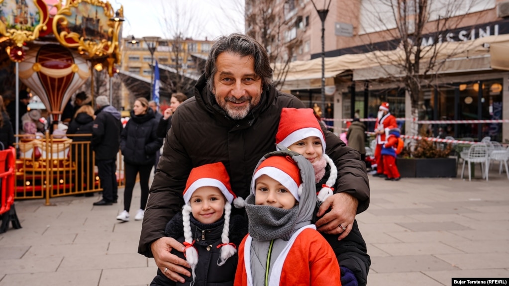 Ky aktivitet përkrahet ndër vite edhe nga institucionet shtetërore. Në fotografi shihet kryetari i Prishtinës, Përparim Rama me tre fëmijë.