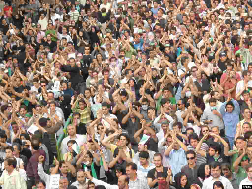 Tisuće demonstranata u Teheranu...