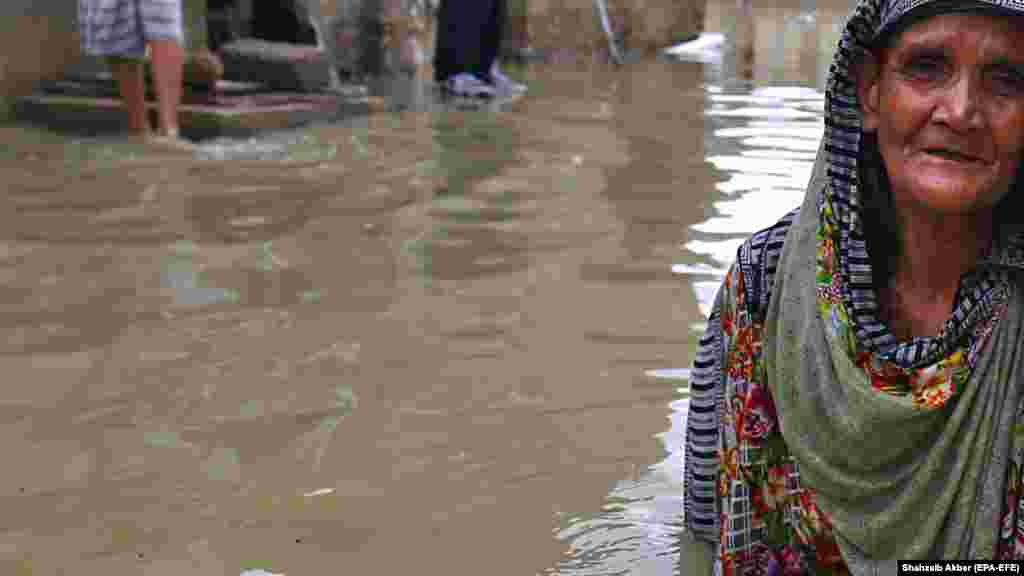 ПАКИСТАН - Најмалку 150 луѓе загинале во силните дождови што го зафати Пакистан. Неколку десетици имало загинато и во 20 милионски град Карачи каде што имало многу поплавени улици и домови. Војската им помага на загрозените како и во справувањето со последиците од монсунските дождови.