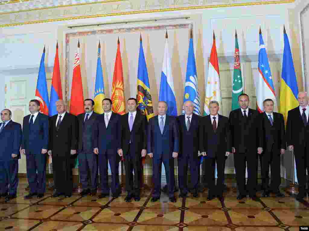 Fotografie de grup a liderilor de guverne din CIS la reuniunea la nivel &icirc;nalt de la Palatul Constantine din St Petersburg, 18Oct2011.