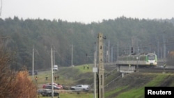 Locul exploziei care a afectat linia de cale ferată din centrul Poloniei.