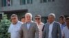 Өмүрбек Текебаев менен Дүйшөнкул Чотонов Бишкектеги Биринчи май райондук сотунун имаратынан чыгып келе жатышат.&nbsp;
