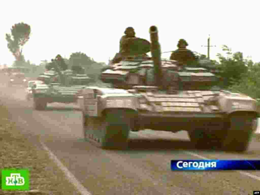 GEORGIA, TSKHINVALI : A Russian NTV channel television grab shows Georgian tanks moving against separatist South Ossetian troops at an unnamed location not far from Tskhinvali on August 8, 2008. A Russian military convoy entered the breakaway Georgian region of South Ossetia