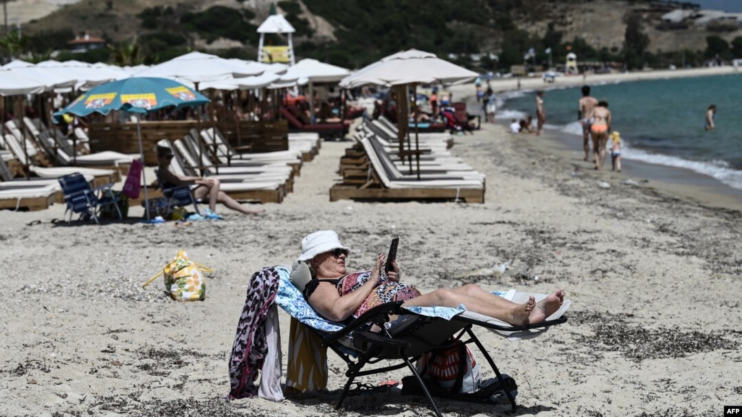 O femeie face plajă în Halkidiki, 7 iunie 2024.