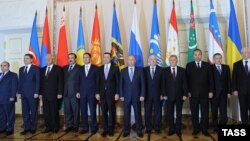 Азербайджан был представлен вице-премьером Ягубом Эйюбовым (крайний слева), Санкт-Петербург, 18 октября 2011