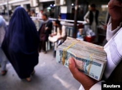 Рынок обмена денег, после того как банки и рынки вновь открылись после захвата власти талибами в Кабуле, 4 сентября 2021 года