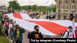 У замежжы ў гадавіну затрыманьня Сяргея Ціханоўскага прайшлі акцыі ў падтрымку Беларусі, у часе якіх удзельнікі патрабавалі вызваленьня палітычных вязьняў, адстаўкі Лукашэнкі і свабодных выбараў.