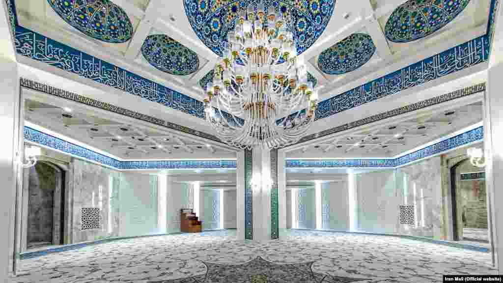 نمایی داخلی از مسجد مجموعه ایران مال