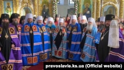 Каллиник стоит в ряду архиереев Московского патриархата в мантии епископа, крайний справа
