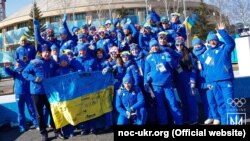Пхенчхан. Поднятие флага Украины в Олимпийской деревне (фото noc-ukr.org)