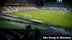Jedna od utakmica bez publike zbog pandemije u Južnoj Koreji, maj 2020. 