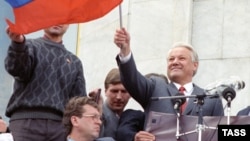 Борис Ельцин на митинге в Москве после поражения ГКЧП. 22 августа 1991 года