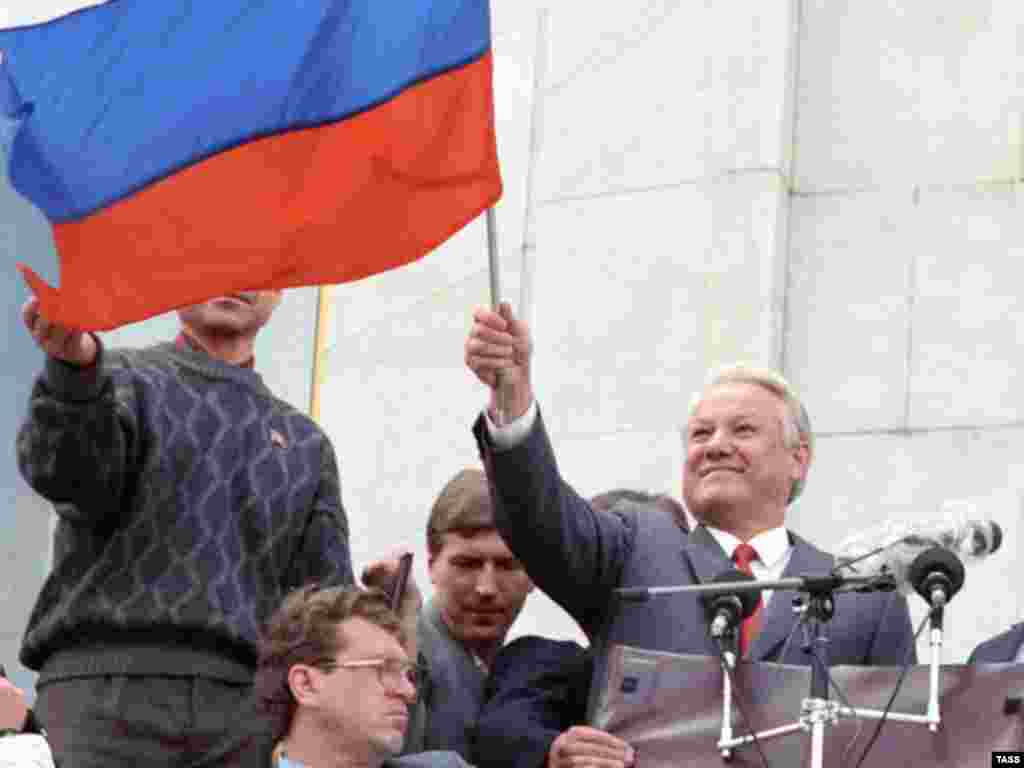 اتنخابات رياست جمهوری روسيه در سال ۱۹۹۱، آقای يلتسين در حال تکان دادن پرچم روسيه ديده می شود.