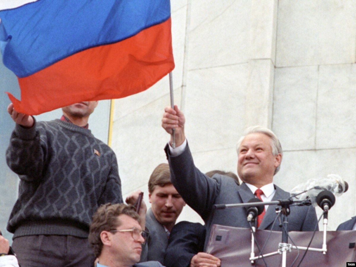 22 июня 1992. Путч 1991 Ельцин с флагом РФ. Ельцин 1992. 1991 Год путч Триколор. Августовский путч 1991 года Ельцин.