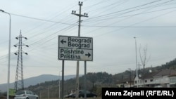 Saobraćajni znak koji pokazuje u kom pravcu su Beograd i Priština