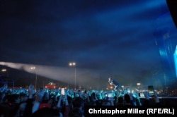 Svyatoslav Vakarchuk singing -- and campaigning -- in Kharkiv on June 30