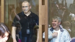 Biznismenët rusë, Mikhail Khodorkovsky dhe Platon Lebedev gjatë një prej seancave kundër tyre në Rusi, 24 maj 2011
