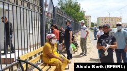 Аурухана алдында наразылық білдіріп тұрған жұрт. Тараз, 30 маусым 2020 жыл.
