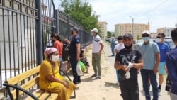 Родственники пациентов, госпитализированных с предполагаемым коронавирусом, у здания областной детской многопрофильной больницы. Тараз, 30 июня 2020 года.