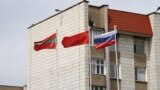 Drapelurile transnistrean, rus și cel al fostei URSS