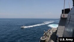 تصویر آرشیوی از نزدیک شدن قایق تندروی سپاه پاسداران به یک شناور آمریکایی