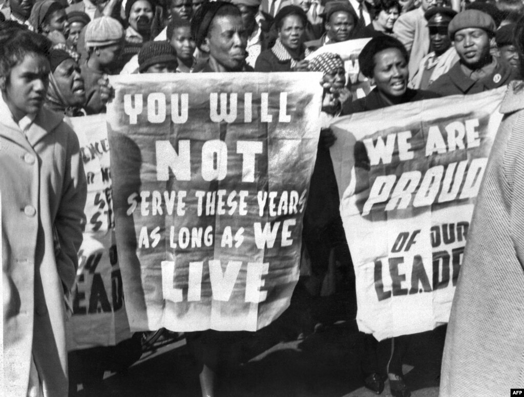 Демонстрація перед судом у Преторії, який 12 червня 1964 року засудив Нельсона Манделу і ще кількох діячів до довічного ув’язнення