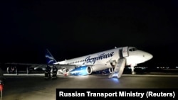 Лайнер со сломанными шасси в аэропорту Якутска
