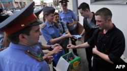 Russia -- Police officer exchange cigarets for sweets on during World No Tobacco Day at Yaroslavsky railway station in Moscow, 31May2012