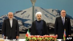 Իրանի նախագահ Հասան Ռոհանին, արտգործնախարար Ջավադ Զարիֆը և Ադրբեջանի արտգործնախարար Էլմար Մամեդյարովը ՏՀԿ հանդիպման բացման ժամանակ, Թեհրան, 26-ը նոյեմբերի, 2013թ․