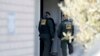 Немецкие полицейские у дома подозреваемого в организации взрывов в Дортмунде