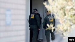 Немецкие полицейские у дома подозреваемого в организации взрывов в Дортмунде
