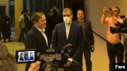 در این تصویر که خبرگزاری فارس منتشر کرده، مجید طاهری (سمت چپ)، در کنار حسین جابری انصاری معاون امور مجلس و ایرانیان وزارت خارجه جمهوری اسلامی دیده میشود