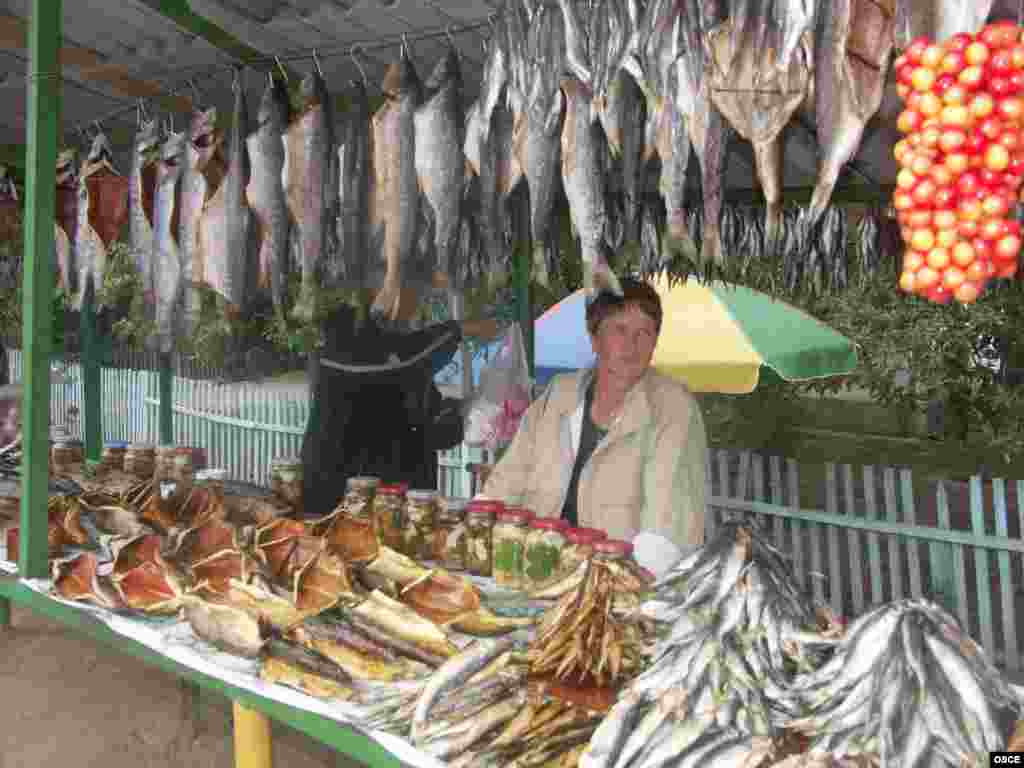 Кыргызстан. Рыбные ряды по дороге в Чолпон-Ату