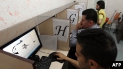 Тегерандағы интернет-кафеде отырған интернет қолданушылары. Көрнекі сурет.