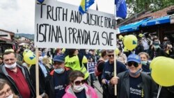Демонстранти на митингво Сараево на протест против наводната корупција на високо ниво во босанската влада.