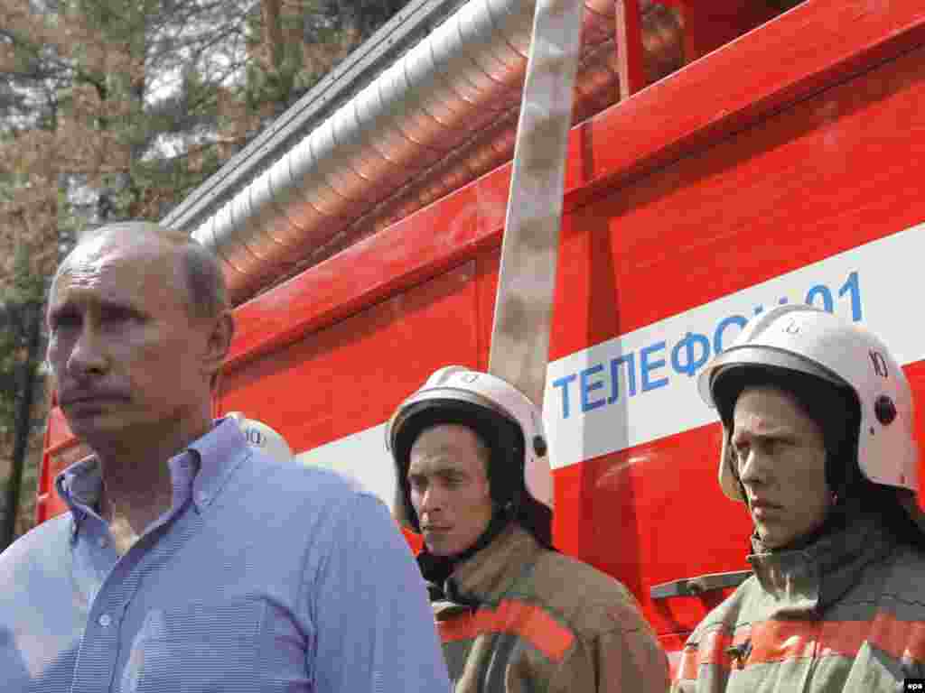 Рускиот премиер Владимир Путин со пожарникарите во близина на градот Вороњеж