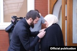 В марте парламент Чечни отметил Аймани Кадырову за «выдающиеся достижения в сфере благотворительной и общественной деятельности».