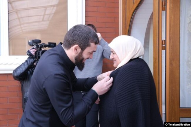 В марте парламент Чечни отметил Аймани Кадырову за "выдающиеся достижения в сфере благотворительной и общественной деятельности"