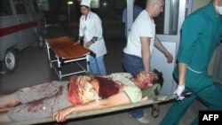 Медики уносят раненого Лукпана Ахмедьярова в больницу. Уральск, 19 апреля 2012 года.