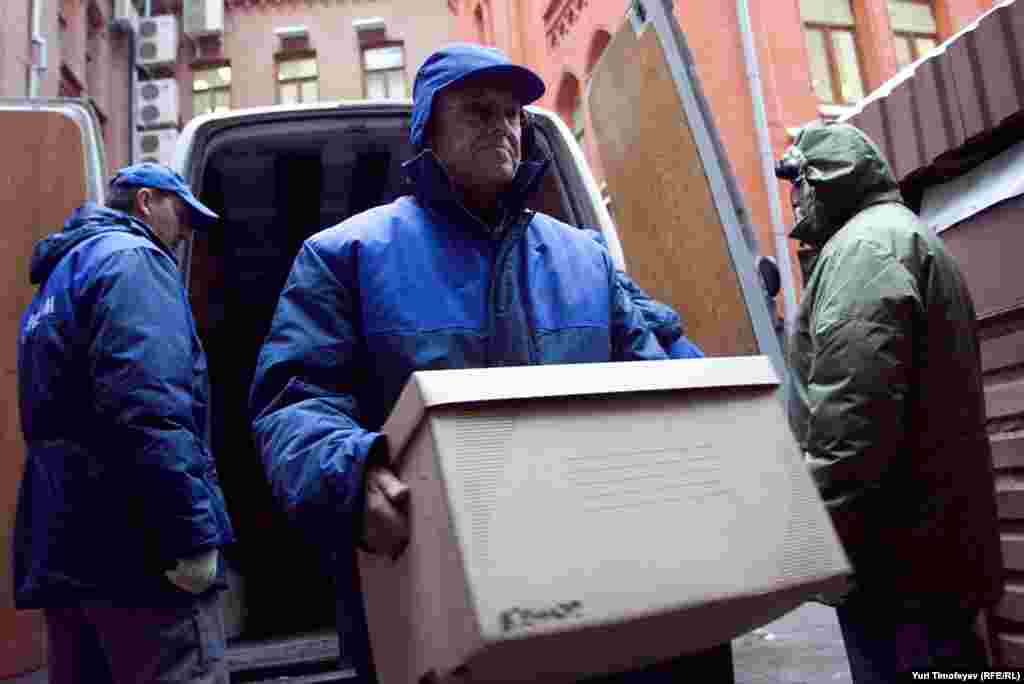 Остальные коробки с подписями за Михаила Прохорова разгрузили рабочие.