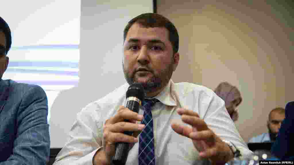 Advokat Edem Semedlâyev. O, ve diger advokatlar Qırımda siyasiy protsesslerniñ ketişatı aqqında ikâye ettiler.