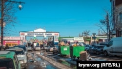 Переповнені сміттєві контейнери біля центрального ринку Керчі, 16 січня 2019 року