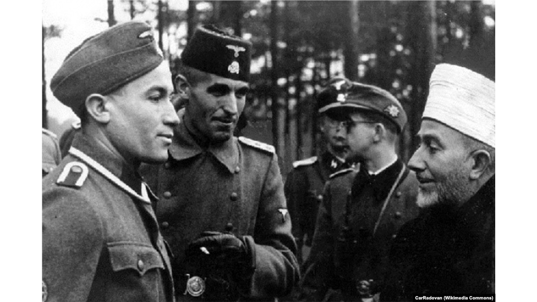 Husein Đoz (drugi s lijeva) u nacističkoj uniformi.