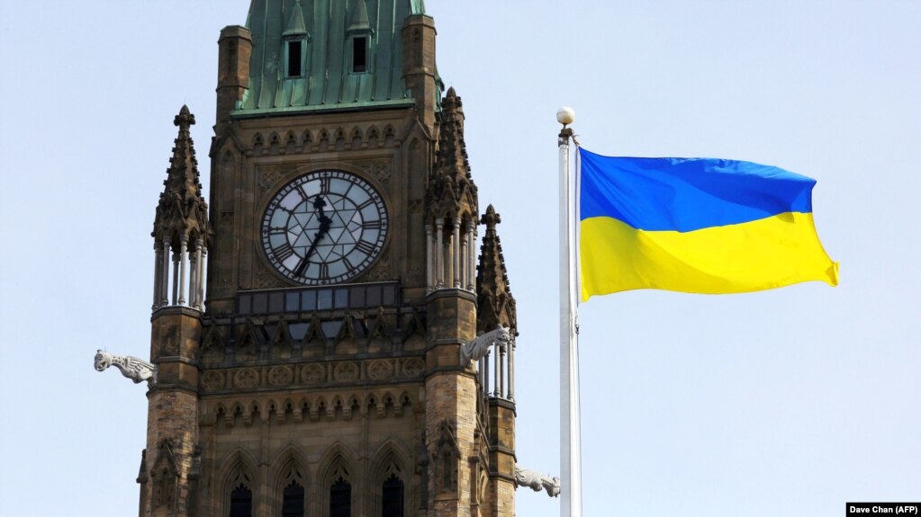 Український прапор перед Вежею миру на Парламентському пагорбі у день виступу президента Володимира Зеленського в парламенті Канади. Оттава, 15 березня 2022 року