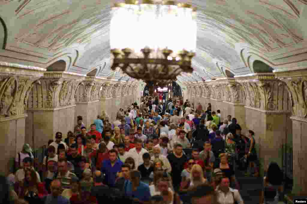 Crowds at the Prospekt Mira station