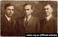 Зліва направо: священник Юрій Станинець, Улас Самчук та Петро Міговк. Місто Хуст, 1938 рік