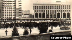 Площадь Брежнева в Алматы, ныне площадь Республики, в один из мятежных дней в декабре 1986 года. Фотокопия из Центрального государственного архива Алматы.