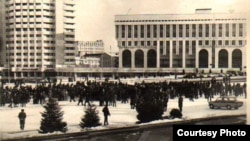 1986 жылғы Желтоқсан оқиғасы кезінде Алматының бас алаңына жиналған адамдар. Алматының орталық мемлекеттік архиві қорындағы сурет.