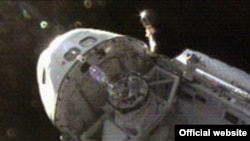 «Discovery» в полете. Кадр видеосъемки, выполненной камерой на борту шаттла. В верхней части снимка – кабина экипажа. <a href = "http://www.nasa.gov/mission_pages/shuttle/main/index.html" target=_blank>NASA TV</a>