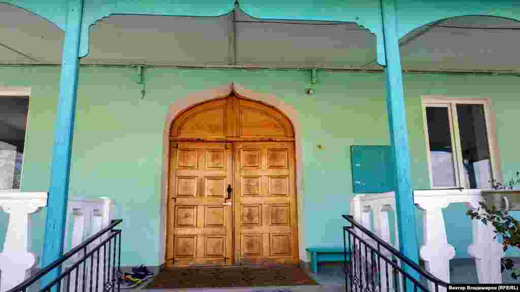 Главный вход в мечеть. Здесь установлены большие деревянные двери